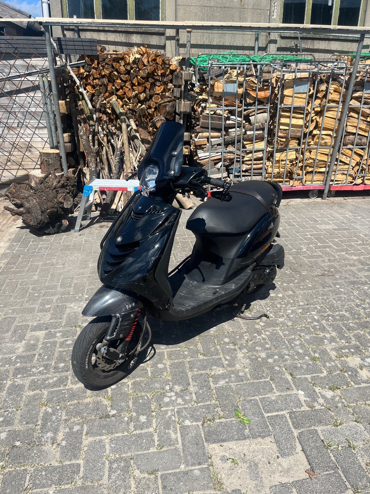 Piaggio Zip 2022 iget - Zwart, Fietsen en Brommers, Scooters | Piaggio, Gebruikt, Maximaal 45 km/u, Zip, Benzine