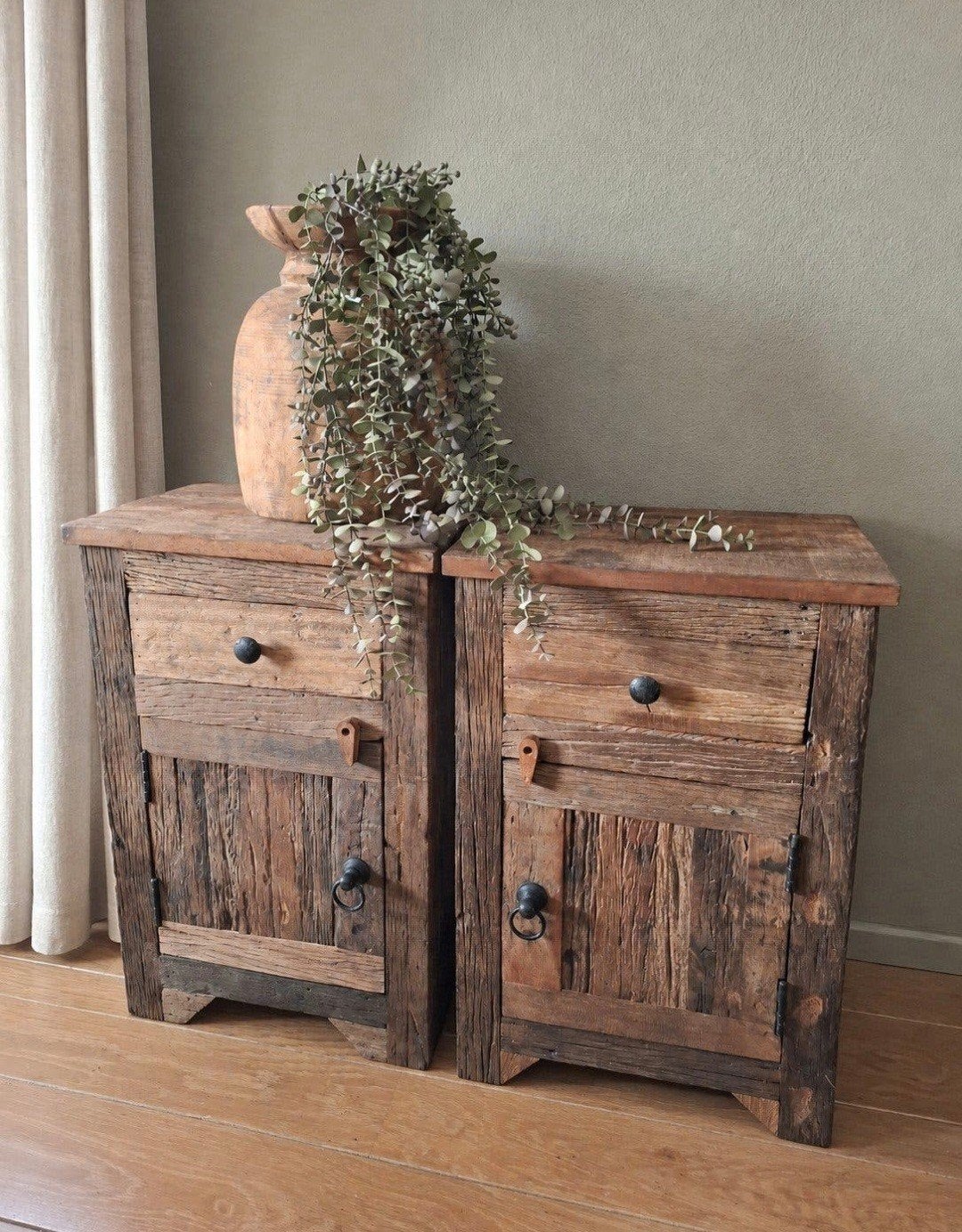 set van 2 prachtige houten nachtkastjes, Huis en Inrichting, Ophalen, Zo goed als nieuw, Minder dan 45 cm
