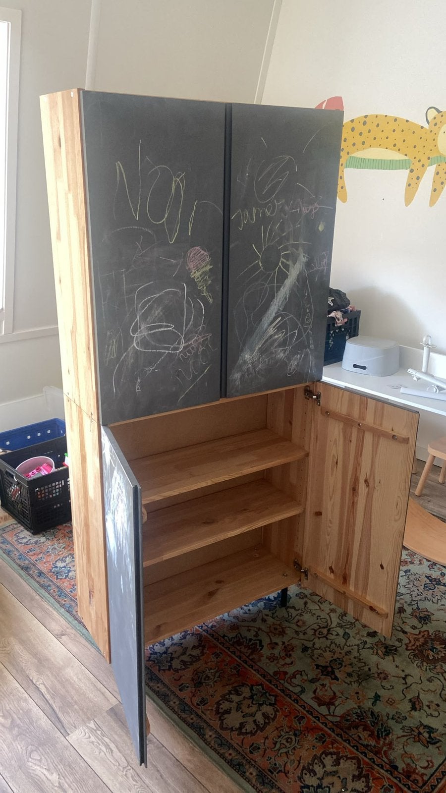Kinderkast met grijze krijtverf, Ophalen, Zo goed als nieuw, 50 tot 70 cm, 105 cm of meer