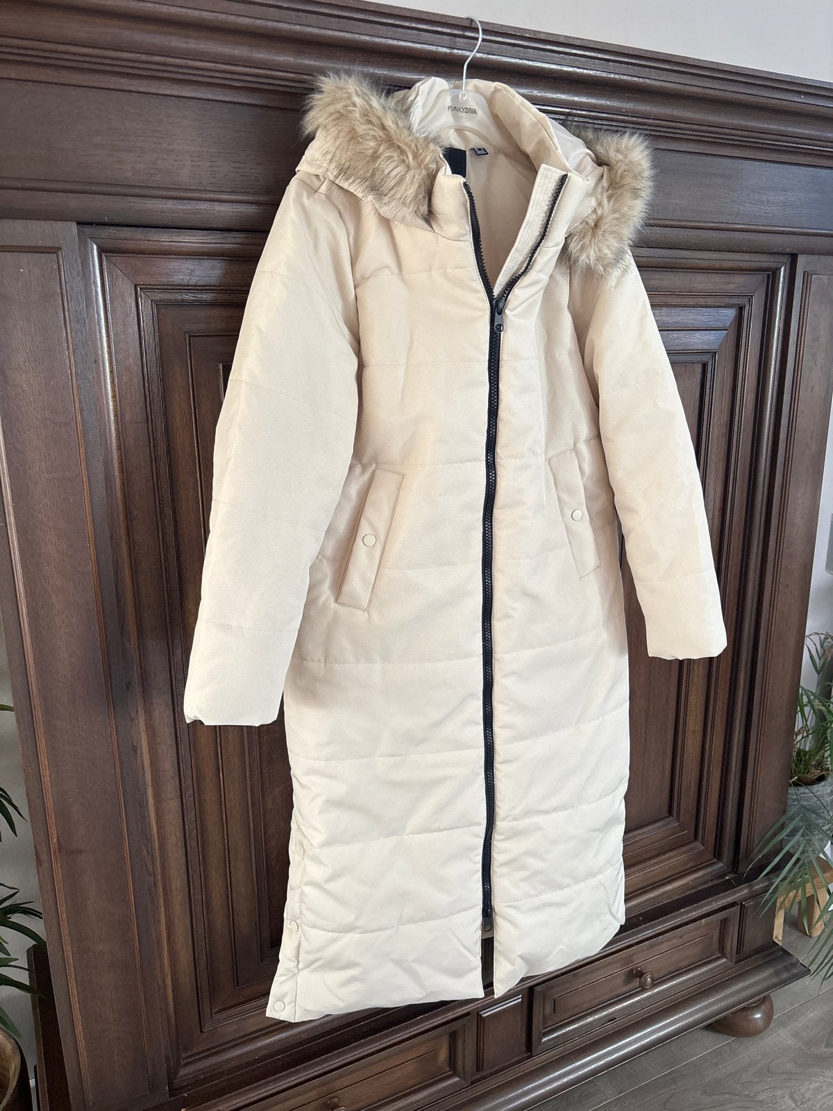 Lange beige winterjas met capuchon en bontkraag, Kleding | Dames, Ophalen, Zo goed als nieuw, Maat 38/40 (M), Beige