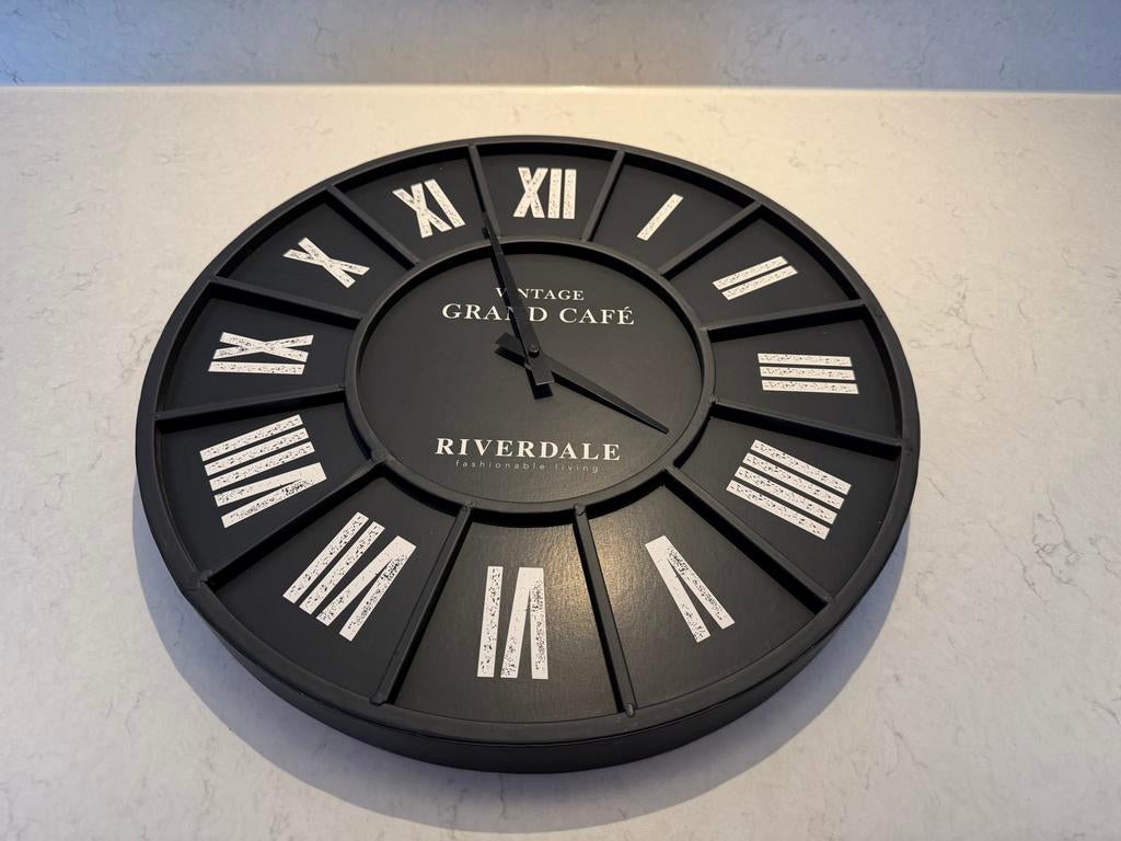 Riverdale Wandklok - Vintage Grand Café Zwart, Huis en Inrichting, Ophalen, Zo goed als nieuw, Analoog, Wandklok