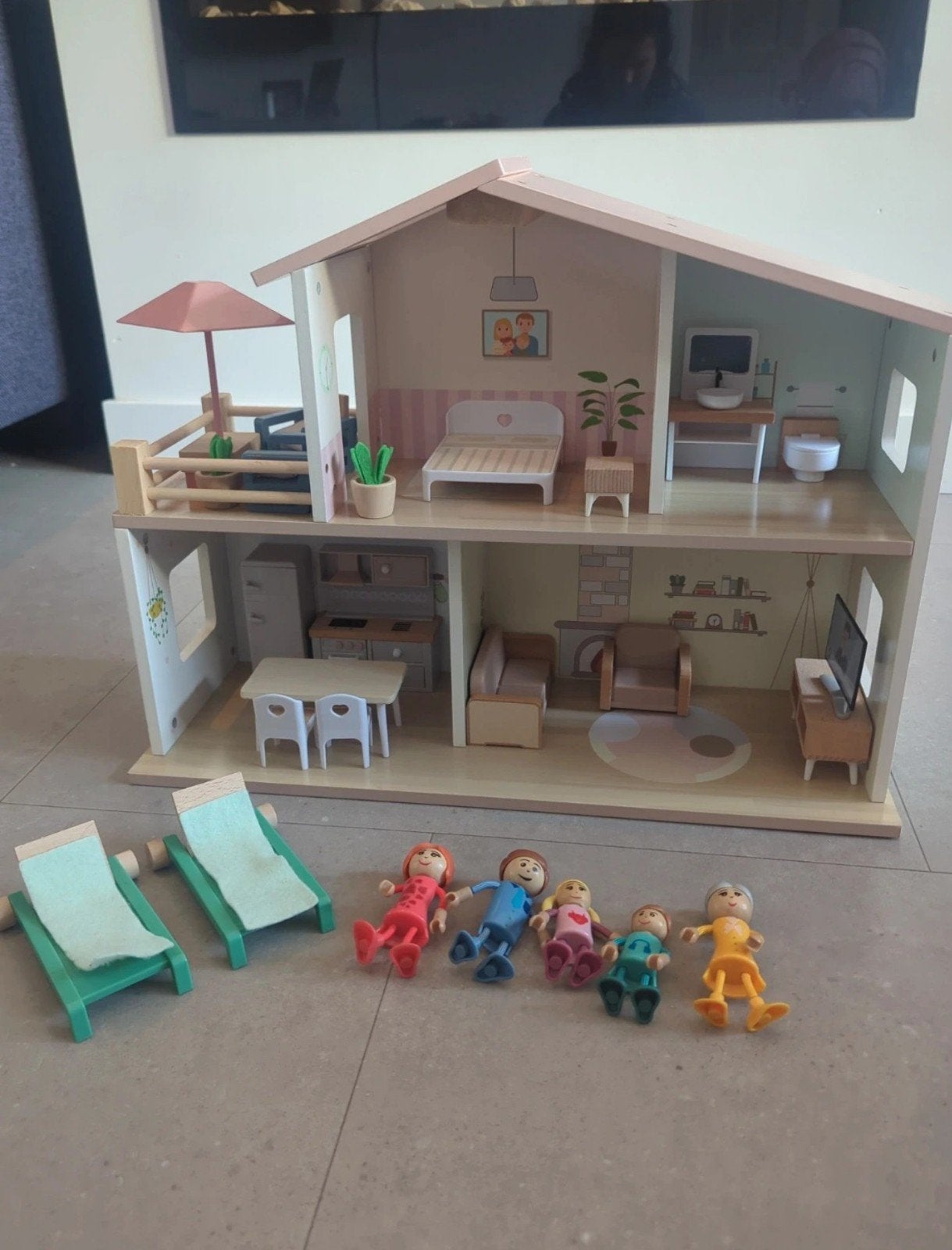 Houten poppenhuis met complete inrichting en poppen, Ophalen of Verzenden, Zo goed als nieuw, Poppenhuis