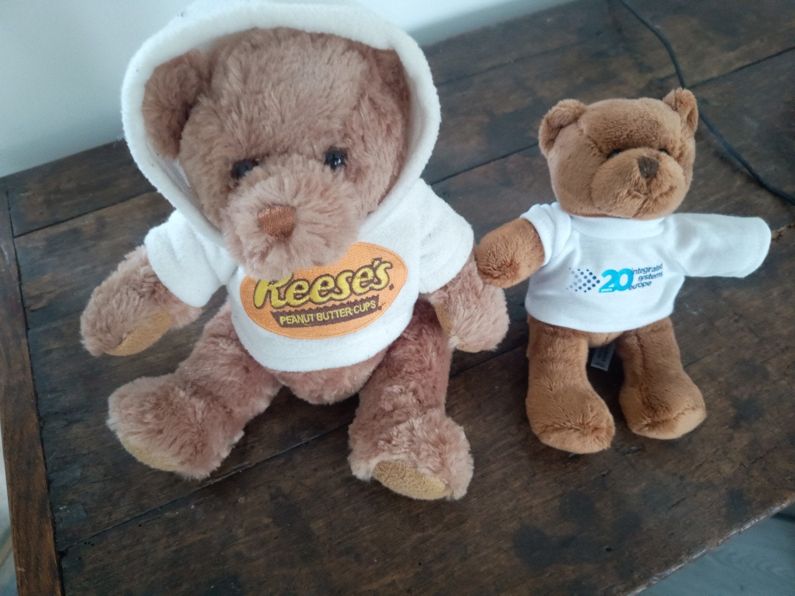 Twee knuffelberen met kleding, Reese's en 20 jaar logo, Overige merken, Overige karakters, Beer, Ophalen of Verzenden