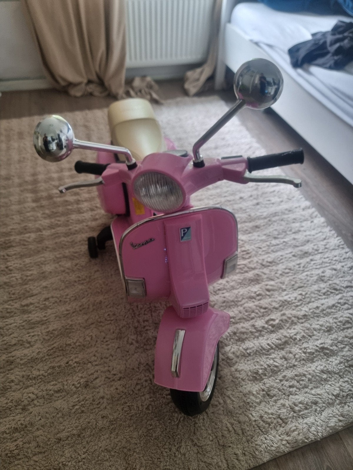 Roze Vespa loopscooter voor kinderen - Zo goed als nieuw, Ophalen of Verzenden, Zo goed als nieuw, Loopfiets