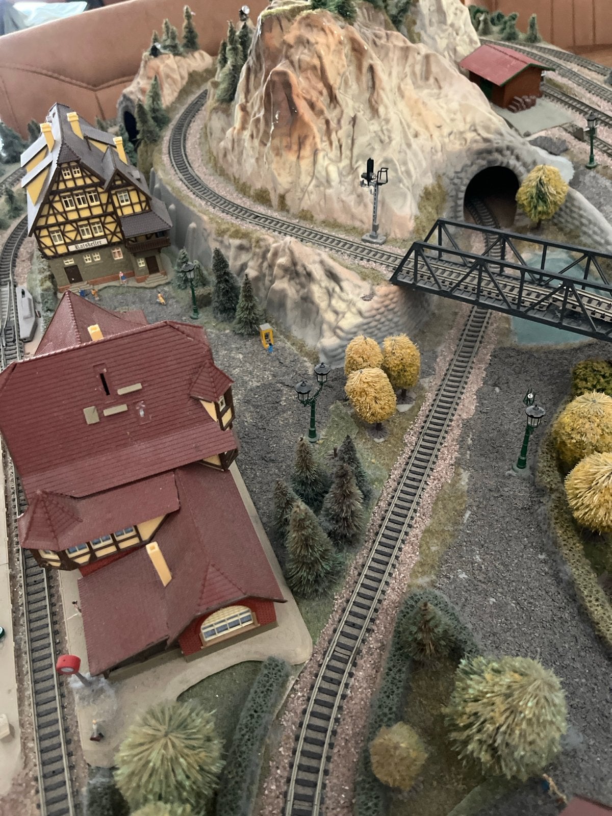 treinbaan met bergen en tunnel - Opa's project, Hobby en Vrije tijd, Modeltreinen | H0, Overige merken, Gelijkstroom of Wisselstroom