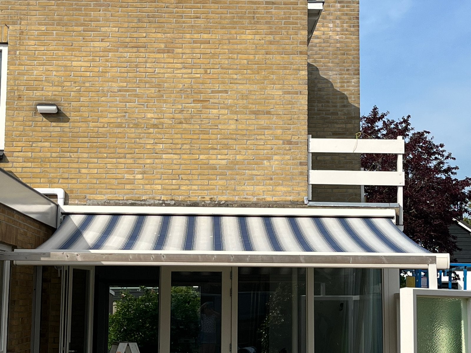 Elektrisch Knikarmscherm - Donkerblauw/Grijs/Wit Gestreept, Tuin en Terras, Zonneschermen, Ophalen, Gebruikt, Elektrisch, 250 cm tot 450 cm
