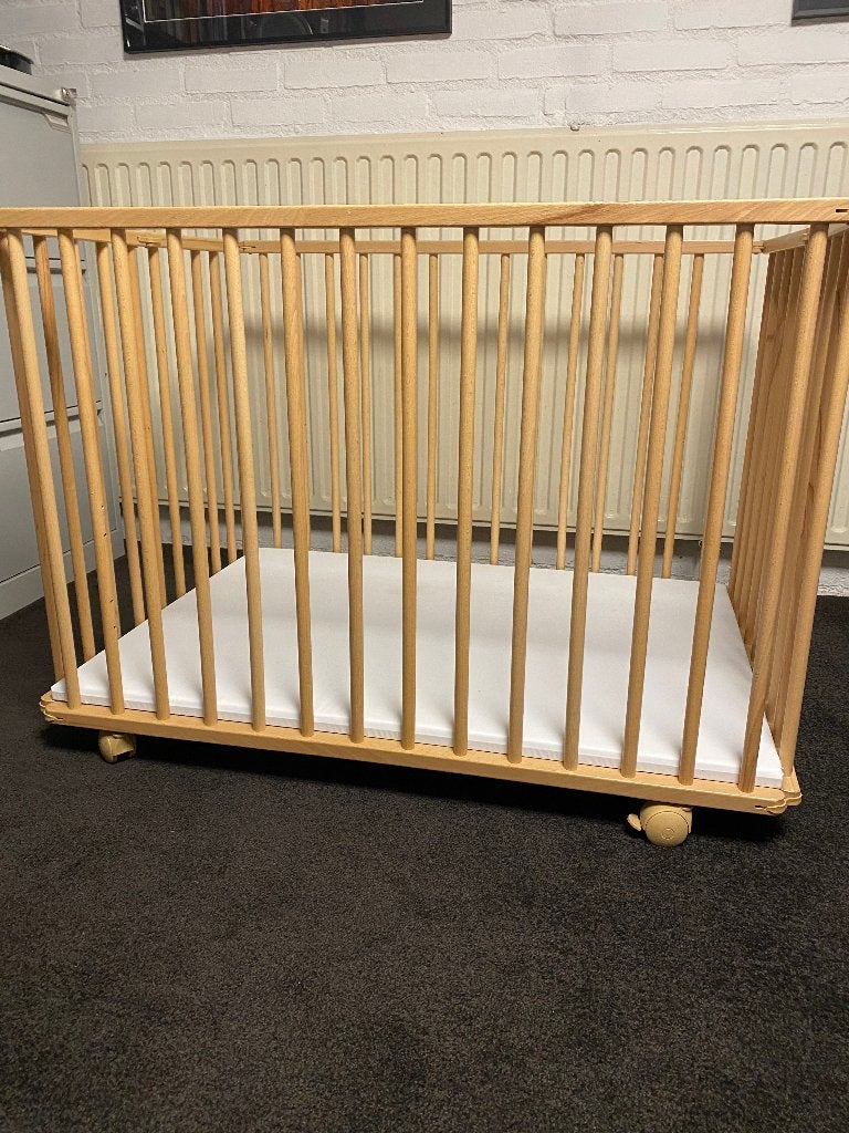 Mooie inklapbare Baby box van hout., Kinderen en Baby's, Boxen, Ophalen, Gebruikt, Vierkant, Wieltjes