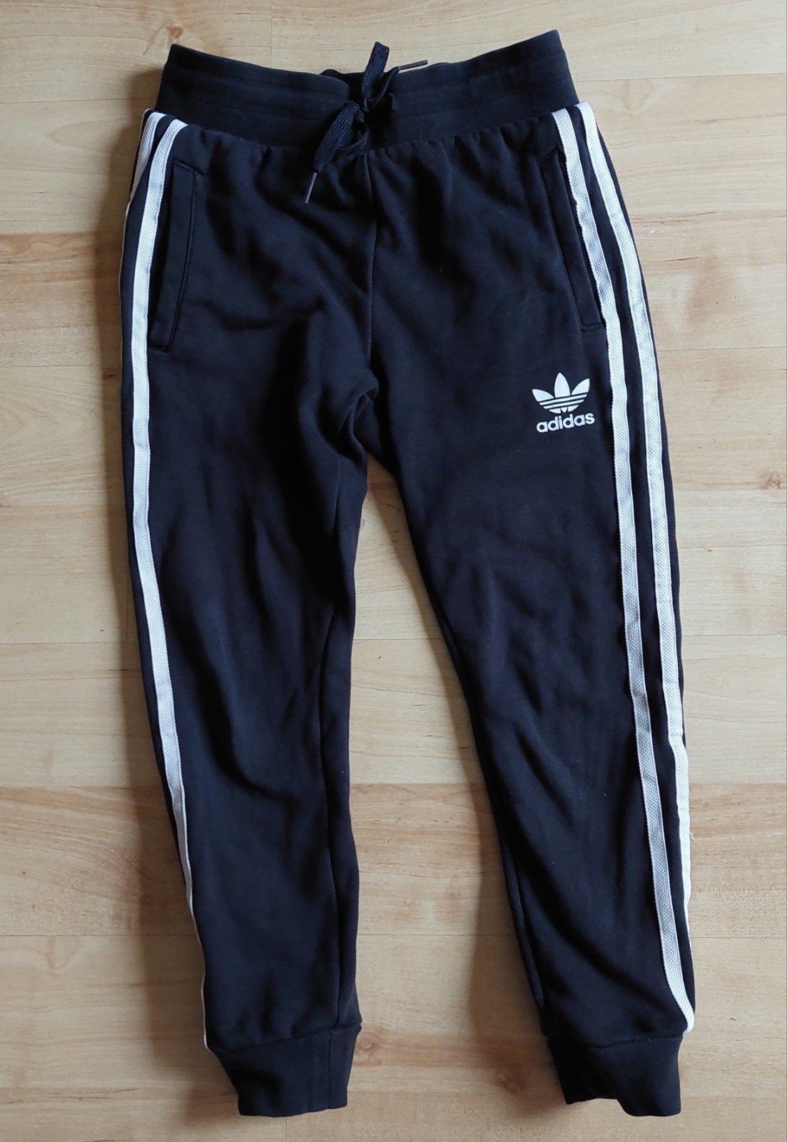 Adidas zwarte trainingsbroek, maat 128, Adidas, Jongen of Meisje, Sport- of Zwemkleding, Ophalen of Verzenden