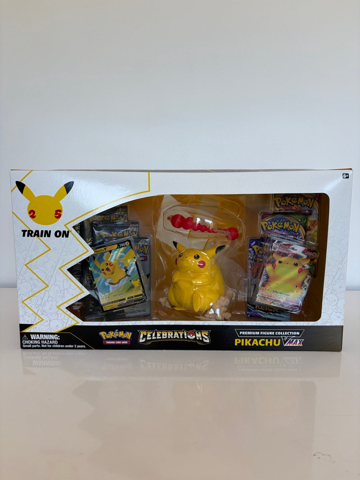 Pokemon Celebrations Premium Figure Collection Pikachu VMAX, Ophalen, Nieuw, Overige typen, Foil