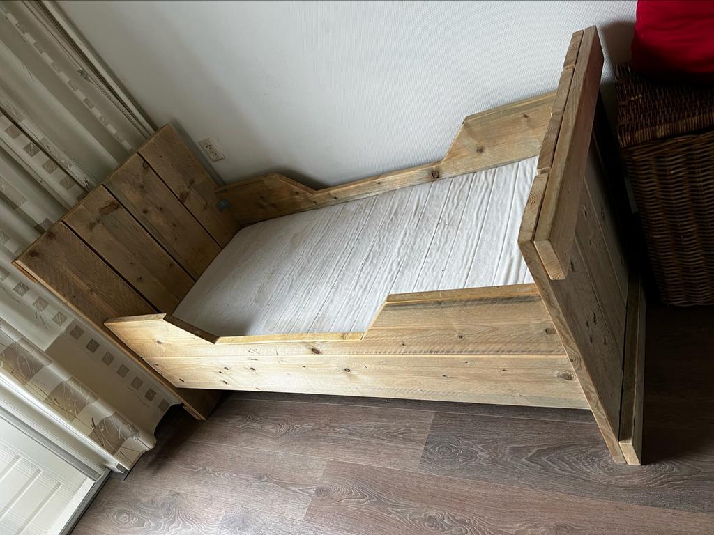 Stevig steigerhouten kleuterbed met matras, Kinderen en Baby's, Kinderkamer | Bedden, Ophalen, Gebruikt, 70 tot 85 cm, 140 tot 160 cm