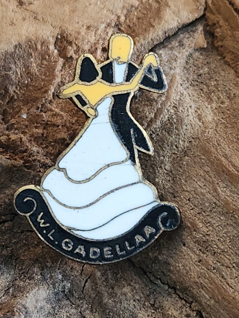 Speldje - Dansschool W.L. Gadellaac - Emaille, Ophalen of Verzenden, Gebruikt, Figuurtje, Speldje of Pin