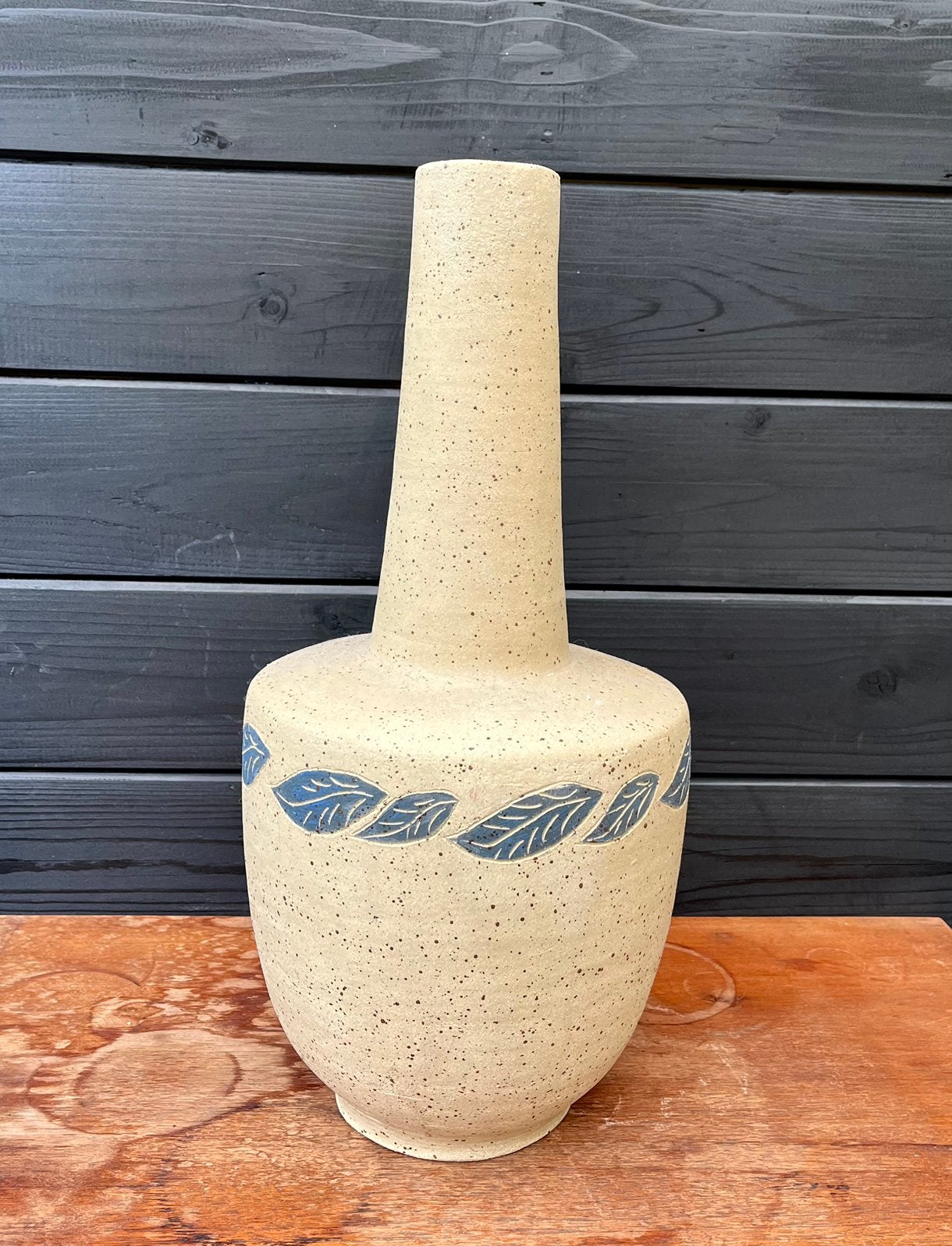 Grote vintage stenen vaas beige met blauwe blaadjes, Ophalen, Zo goed als nieuw, Beige