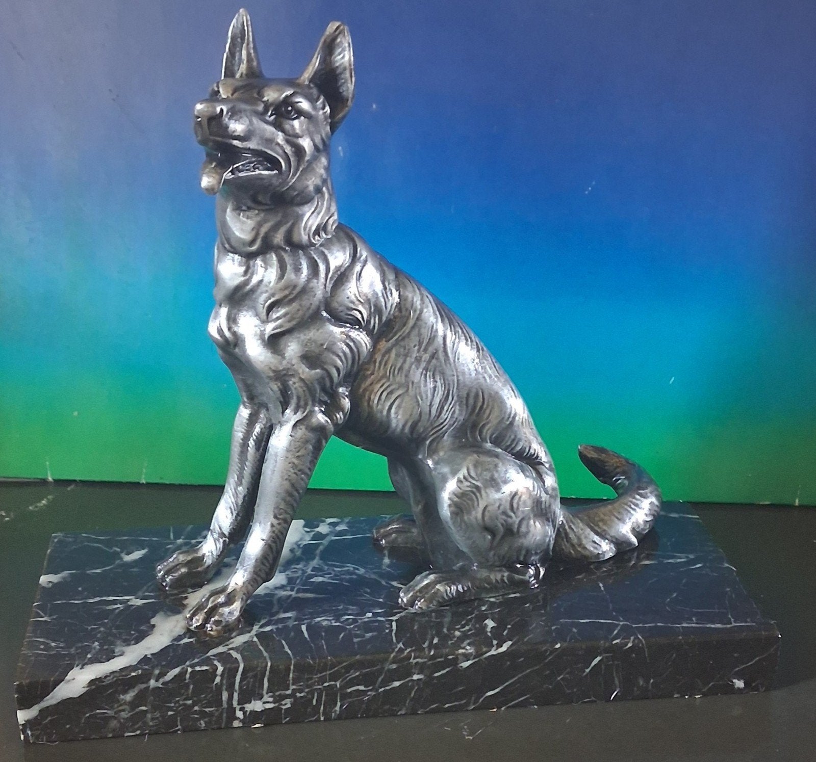 Duitse herder.  Metaal. Marmer sokkel.  17 cm groot., Verzamelen, Dierenverzamelingen, Zo goed als nieuw, Beeldje of Figuurtje