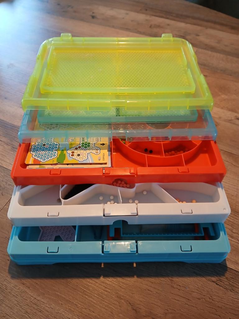 Aquabeads knutselset met opbergdoos en accessoires, Ophalen, Gebruikt, Knutselen