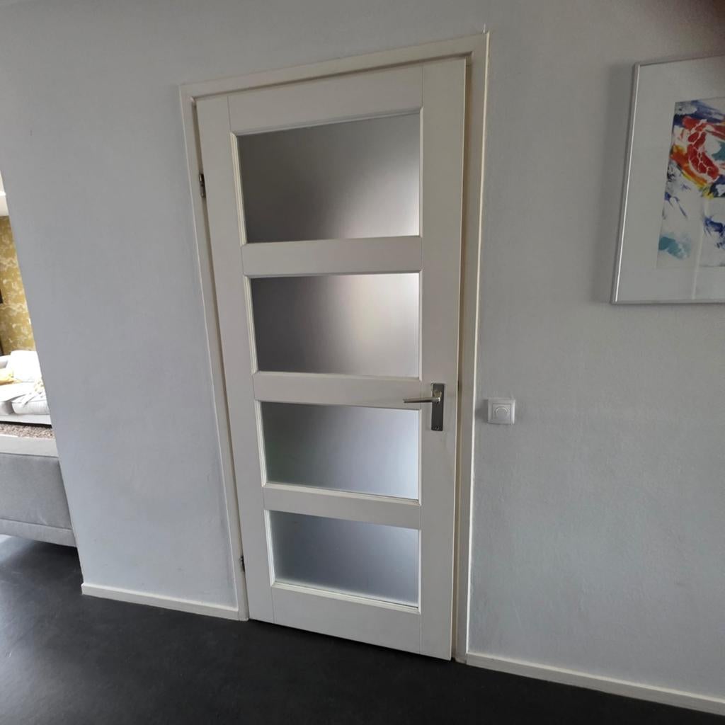 Gebruikte houten binnendeur met kozijn en matglas, Ophalen