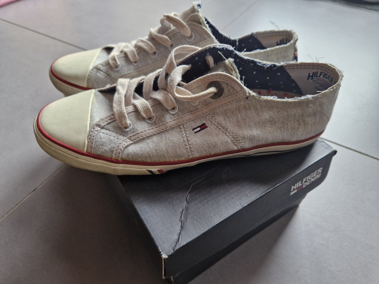 Tommy Hilfiger lichtgrijze damessneakers maat 38, Ophalen of Verzenden, Sneakers of Gympen, Grijs, Gedragen