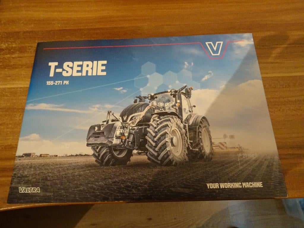 Een setje valtra trekkers van de T EN N folders, Ophalen of Verzenden, Zo goed als nieuw, Folder