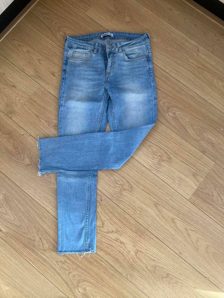 Spijkerbroek Zara basic maat 38 met gerafelde zoom, Ophalen of Verzenden, Gedragen, Blauw, W30 - W32 (confectie 38/40)