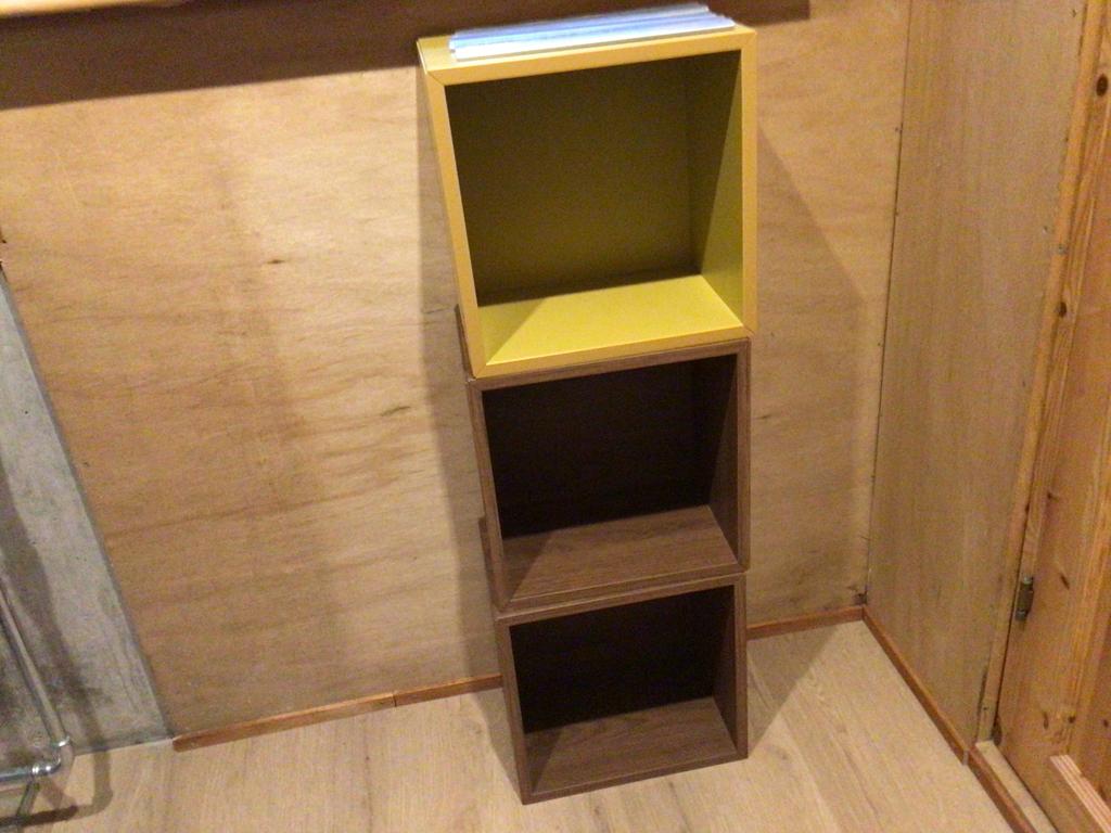 1 IKEA Eket kastje met ophangbeugel, Ophalen, Zo goed als nieuw