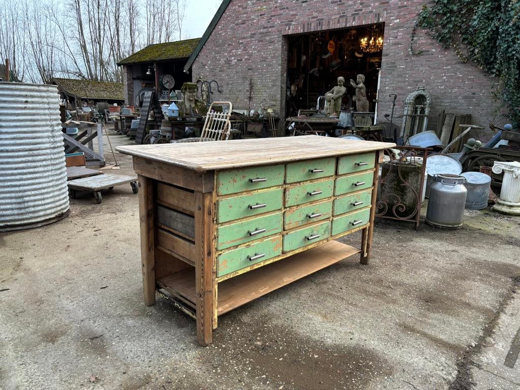 Oude werkbank werktafel of oude ladekast of kookeiland