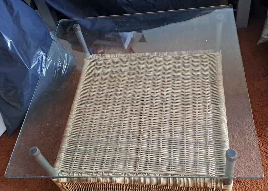 Rotan salon tafel met glazen blad, Huis en Inrichting, Tafels | Salontafels, Ophalen, Gebruikt, 50 tot 100 cm, 50 tot 100 cm