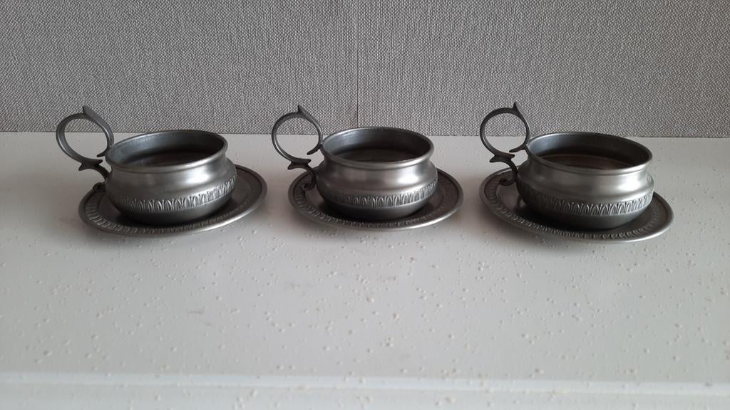 Rein zin 95% tin 3 theekopjes houders met schoteltje, Antiek en Kunst, Antiek | Tin, Ophalen of Verzenden