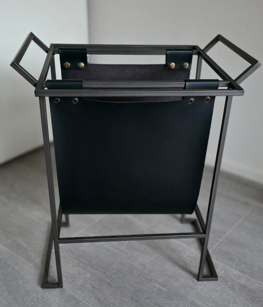 Luxe leren krantenbak met metalen frame, Huis en Inrichting, Woonaccessoires | Krantenbakken en Lectuurbakken, Ophalen, Gebruikt