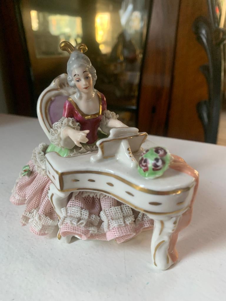 Dresden porseleinen beeldje van dame met piano, Verzamelen, Beelden en Beeldjes, Ophalen of Verzenden, Zo goed als nieuw, Mens