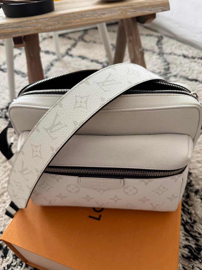 Louis Vuitton Outdoor Messenger Monogram Wit, Wit, Zo goed als nieuw, Leer, Ophalen