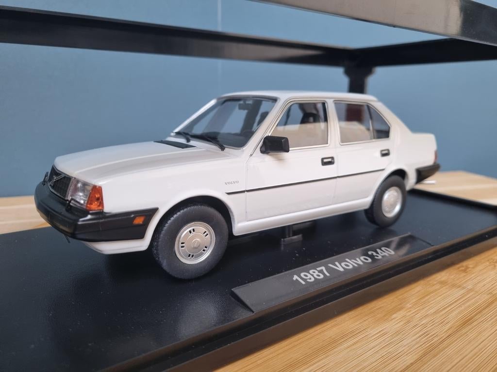 **SALE** T9 Volvo 340 Wit 1987 Nieuw in doos 1:18, Hobby en Vrije tijd, Modelauto's | 1:18, Nieuw, Auto, Overige merken, Ophalen of Verzenden