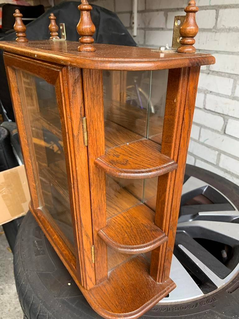 Houten vitrinekast met glazen deur, Huis en Inrichting, Kasten | Dressoirs, Gebruikt, Minder dan 50 cm, 25 tot 50 cm, Met deur(en)