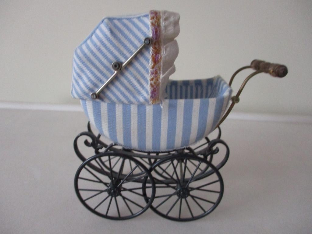 Poppenwagentje voor poppenhuis., Verzamelen, Poppenhuizen en Toebehoren, Ophalen, Zo goed als nieuw, Gebruiksvoorwerp