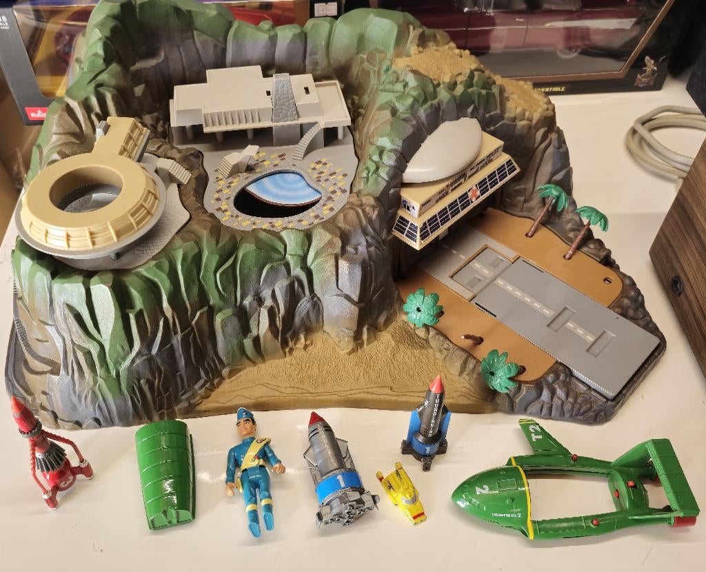 thunderbirds cave met pop en diverse zwaar bespeeld, Ophalen, Gebruikt, Accessoires