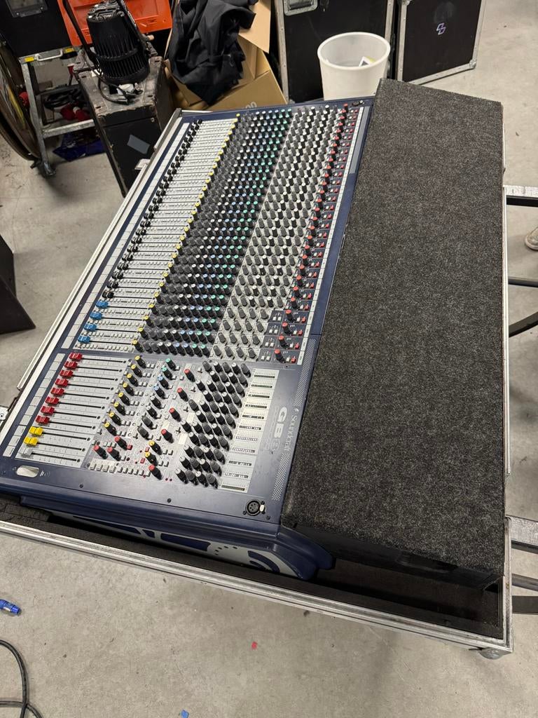 Soundcraft GB8-24 Mengpaneel - 24 Kanalen, Ophalen, Gebruikt, 20 kanalen of meer, Microfooningang