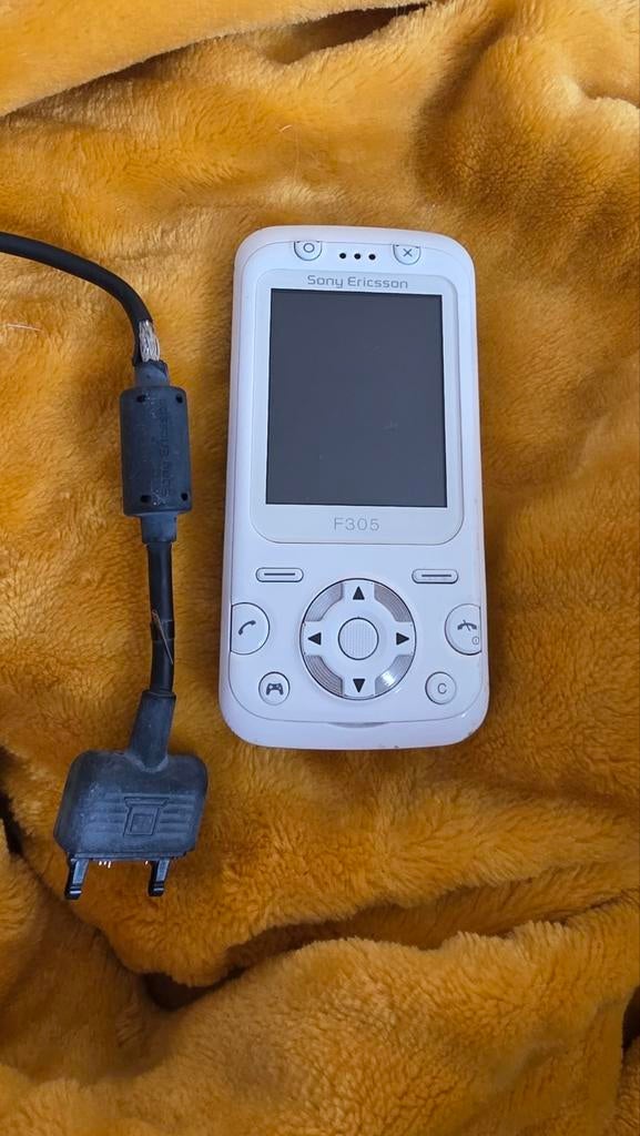 Sony Ericsson F305 Wit - Gebruikt, met Oplader, Gebruikt, Schuifmodel, Ophalen of Verzenden, Minder dan 3 megapixel