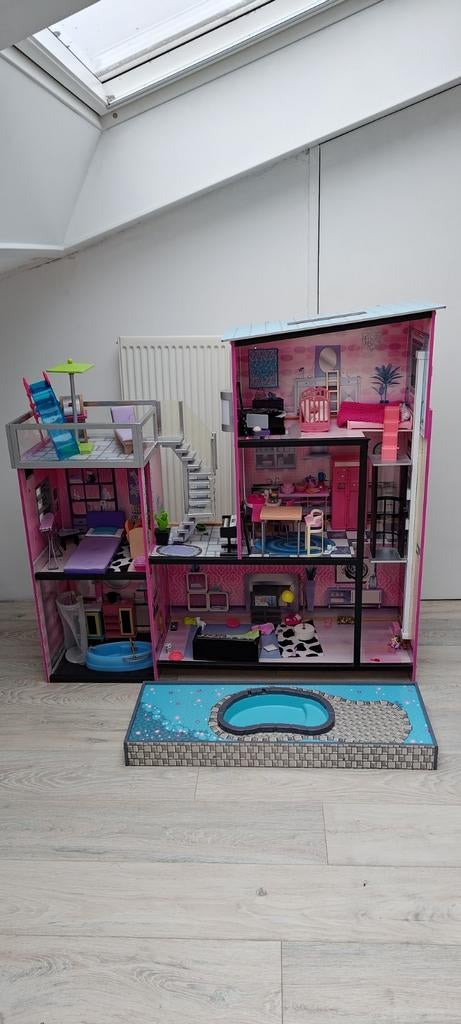 Groot Barbie huis met accessoires en poppen, Kinderen en Baby's, Speelgoed | Poppenhuizen, Ophalen, Gebruikt