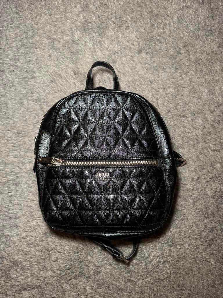 Kleine Guess rugtas, Sieraden, Tassen en Uiterlijk, Tassen | Rugtassen, Verzenden, Zo goed als nieuw, Overige merken, 30 tot 45 cm