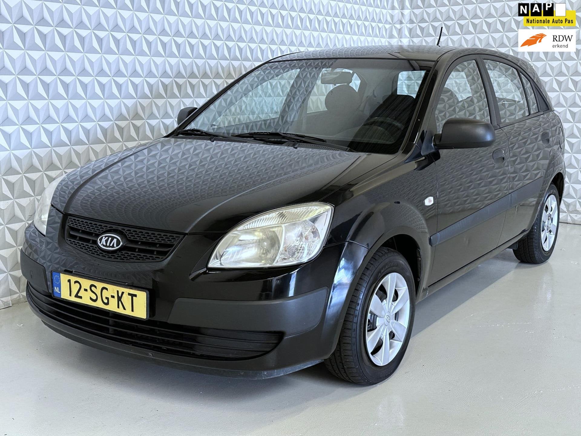 Kia Rio 1.4 L Elektrische ramen + Radio/cd speler + Stuurbek, Voorwielaandrijving, Gebruikt, Zwart, 4 cilinders