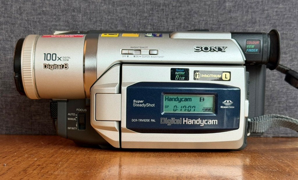 SONY DCR-TRV620E Digital8 Camcorder, speelt ook Video8 & Hi8