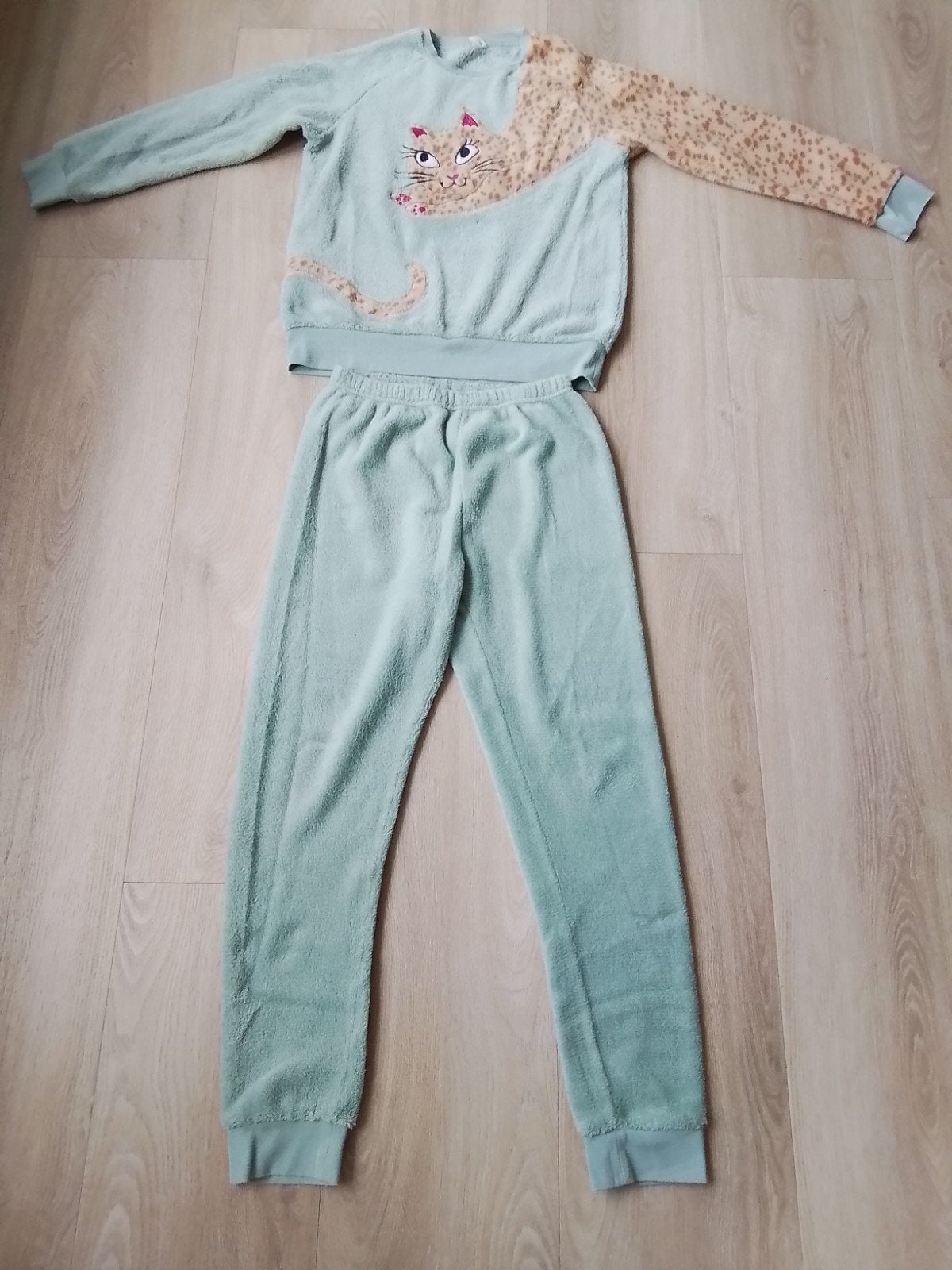zgan groene pyjama met poes Hema mt 146-152, Nacht- of Onderkleding, Meisje, Ophalen of Verzenden, Zo goed als nieuw