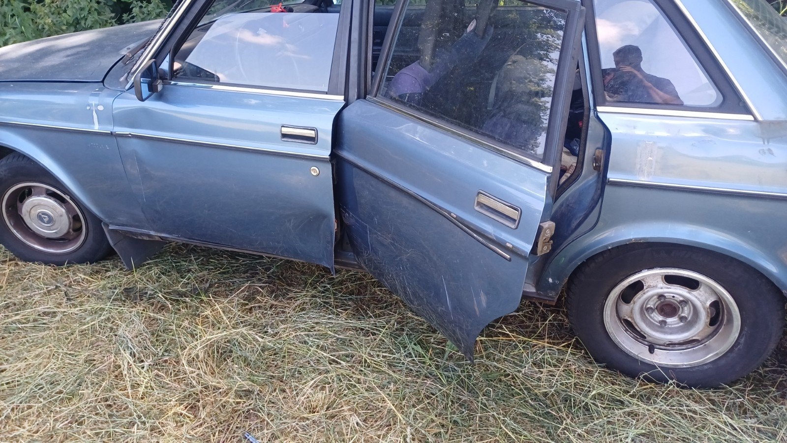 Gezocht: Bestuurdersdeur en achterdeur oud type  volvo 240, Auto-onderdelen, Ophalen of Verzenden