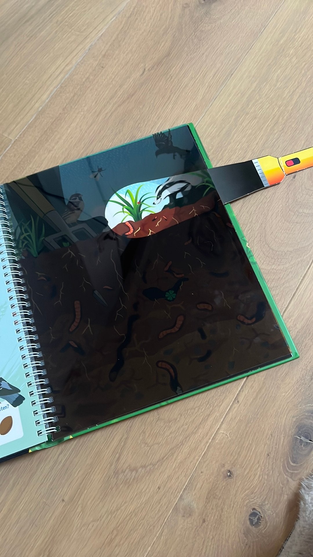 Speuren onder de grond + kartonnen zaklamp, Ophalen of Verzenden, Zo goed als nieuw, Fictie algemeen
