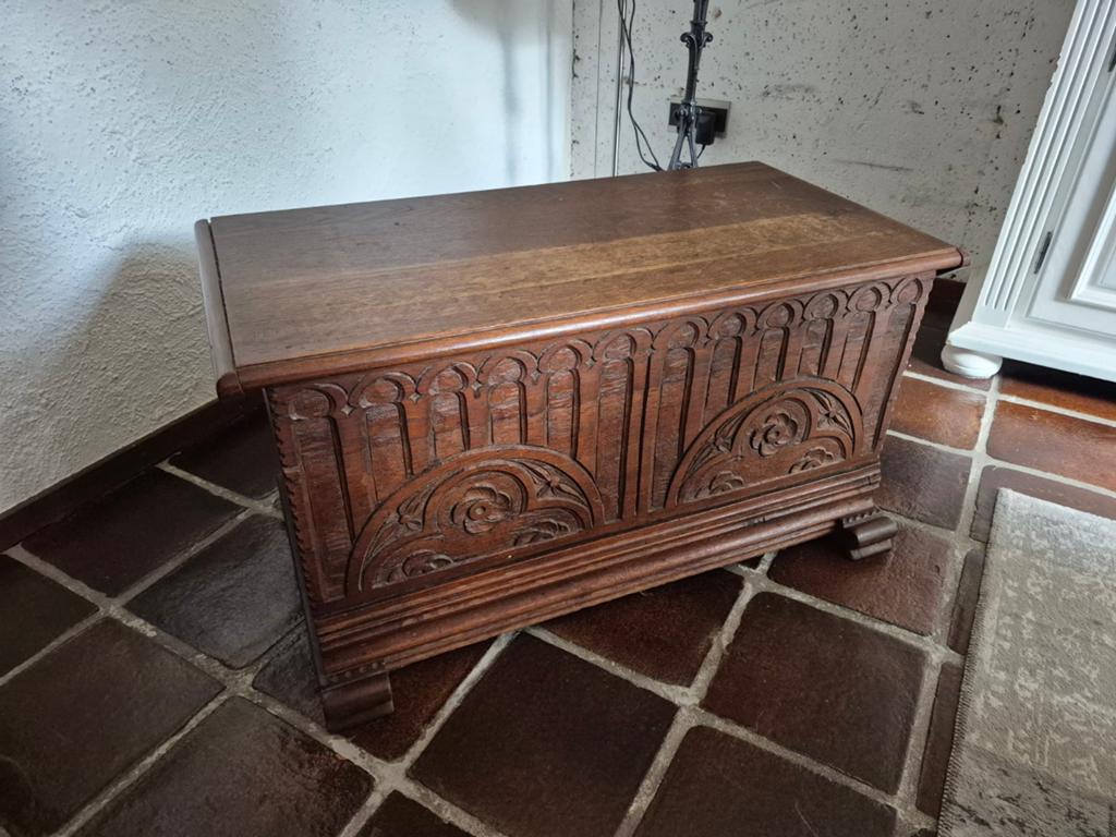 Antieke Eikenhouten Kist met Gotische Snijwerk, Ophalen of Verzenden