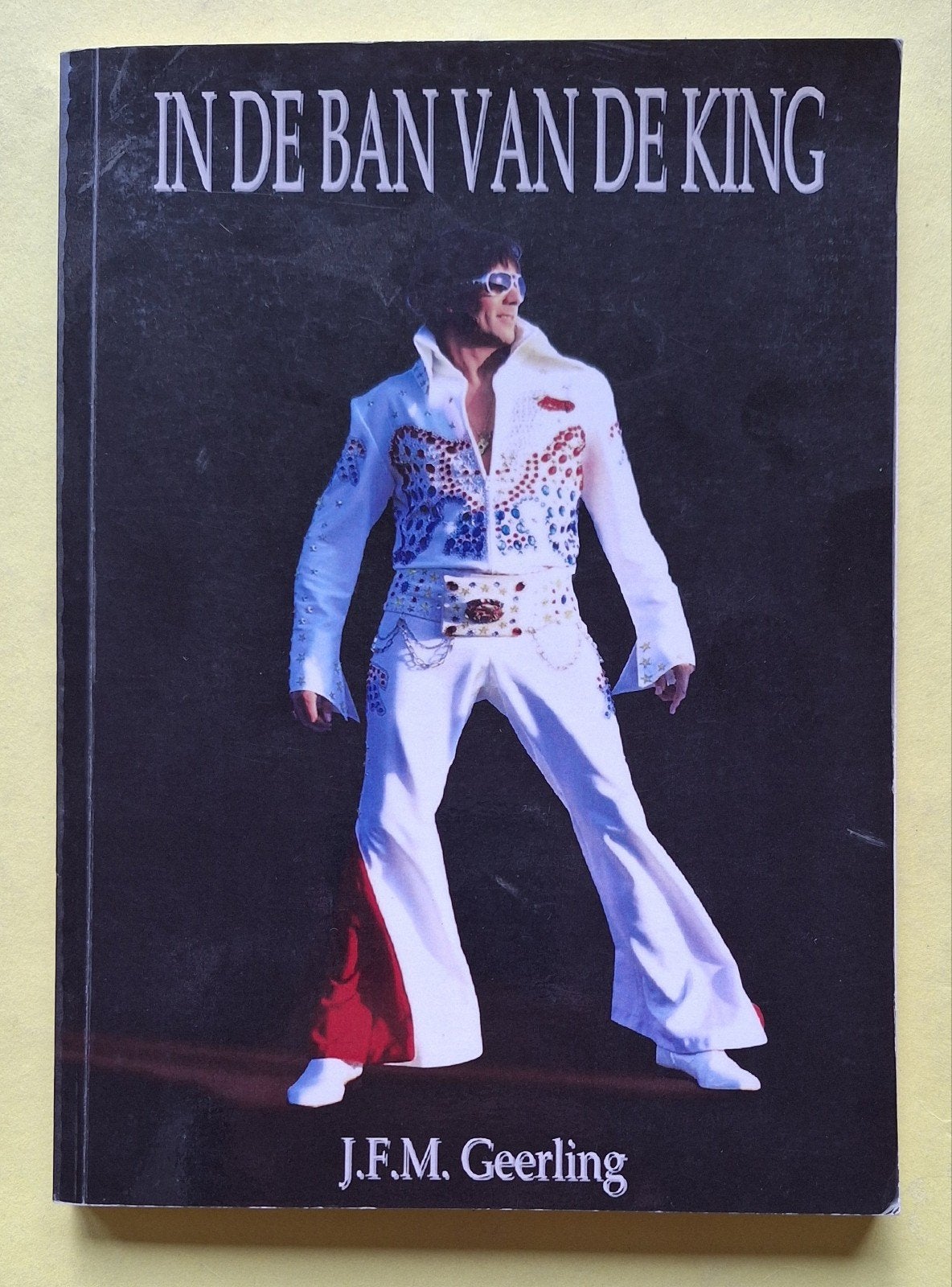 In de Ban van de King - J.F.M. Geerling (Elvis Presley), Ophalen of Verzenden, Zo goed als nieuw, Artiest, J.F.M. Geerling