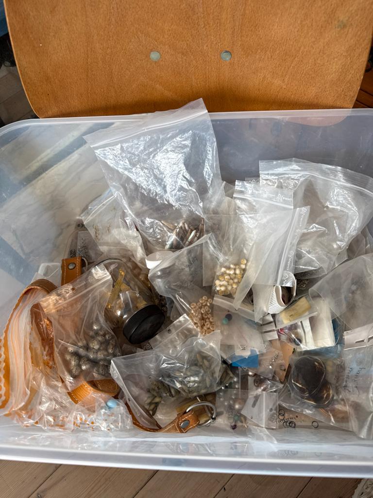 partij kralen, onderdelen en slotjes voor sieraden, Verzenden, Zo goed als nieuw, Overige typen