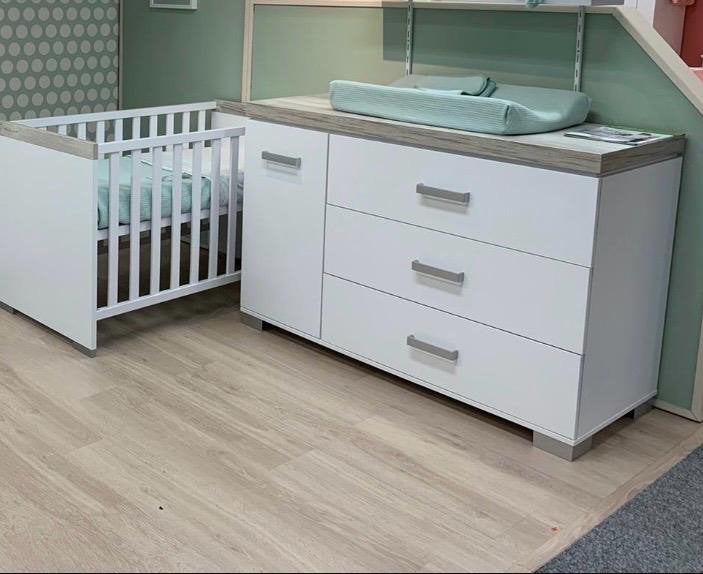Babykamer set: Ledikant, Commode en Wandplank, Kinderen en Baby's, Kinderkamer | Complete kinderkamers, Ophalen, Zo goed als nieuw