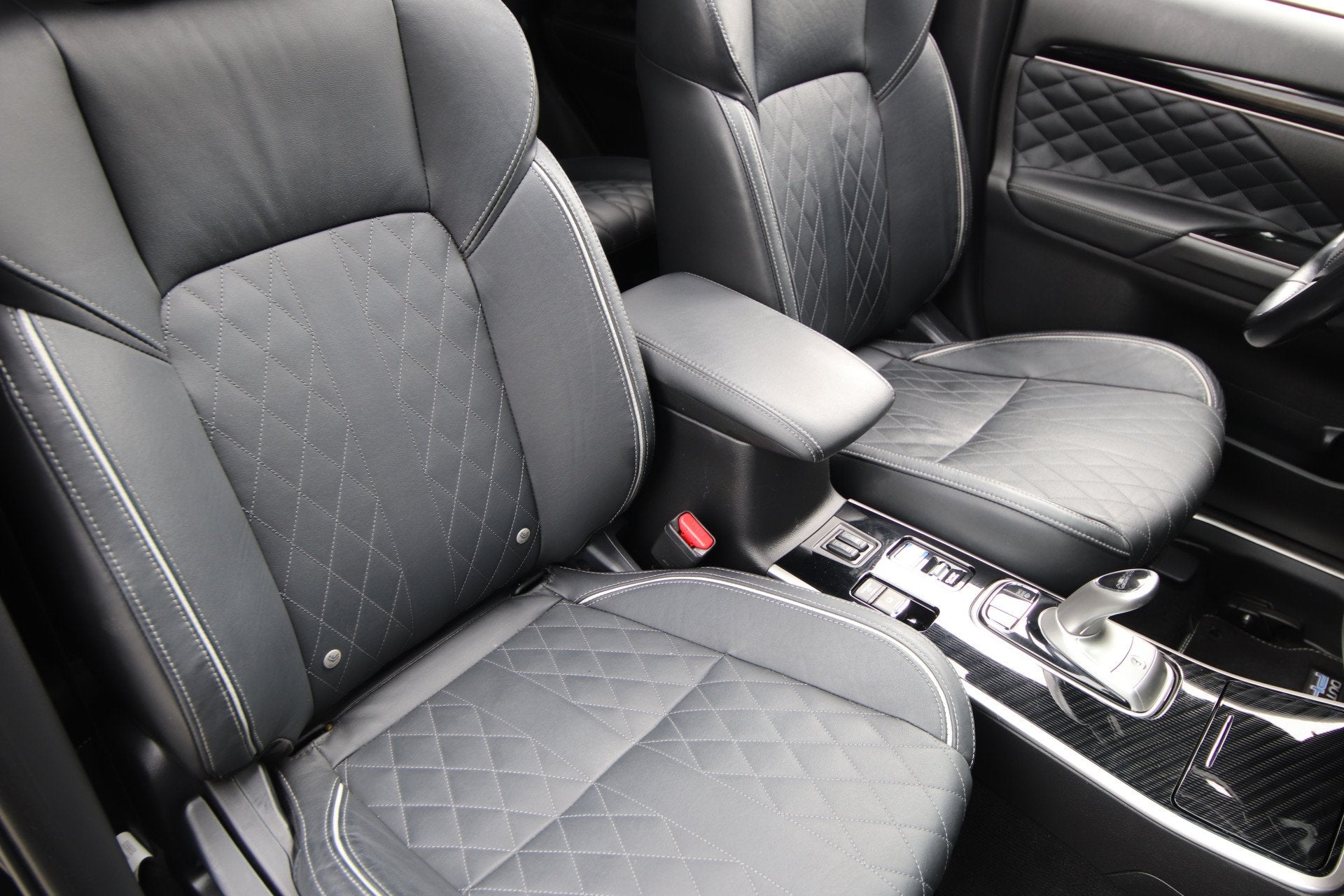 Mitsubishi Outlander 2.4 PHEV S-Edition Ruby Black, Trekhaak, Auto's, Automaat, 135 pk, 4 cilinders, Bedrijf