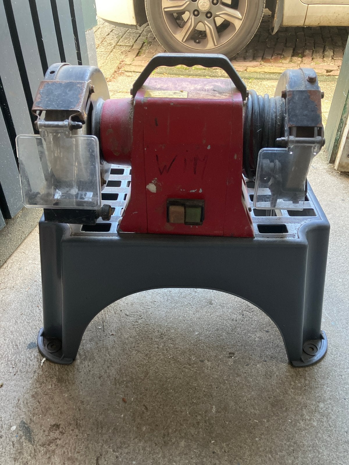 Robuuste werkbankslijpmachine - Ideaal voor diverse klussen, Doe-het-zelf en Verbouw, Ophalen, Gebruikt, Werkbankslijpmachine