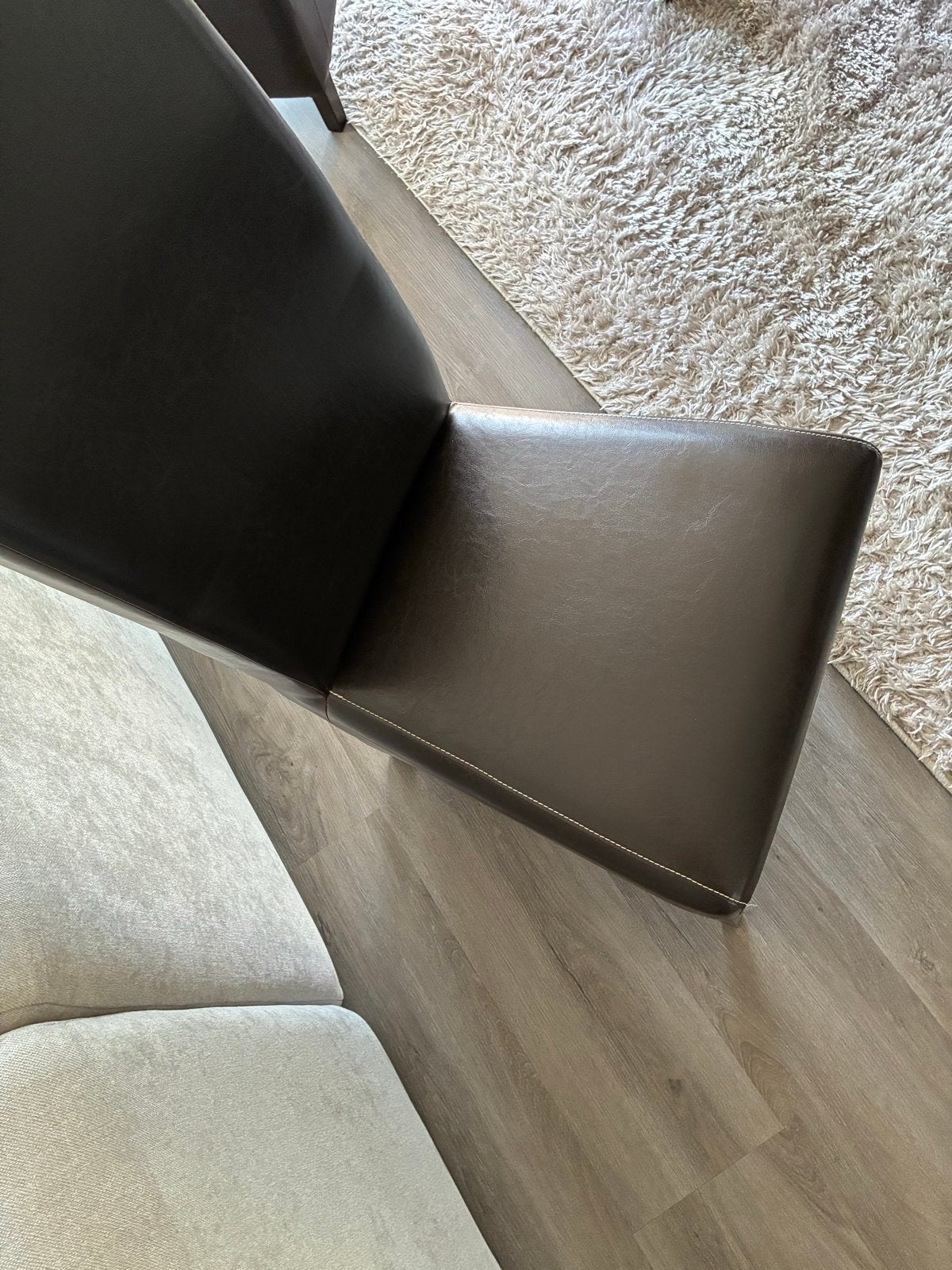 4 moderne bruine eetkamerstoelen van leder, Bruin, Leer, Ophalen of Verzenden, Zo goed als nieuw