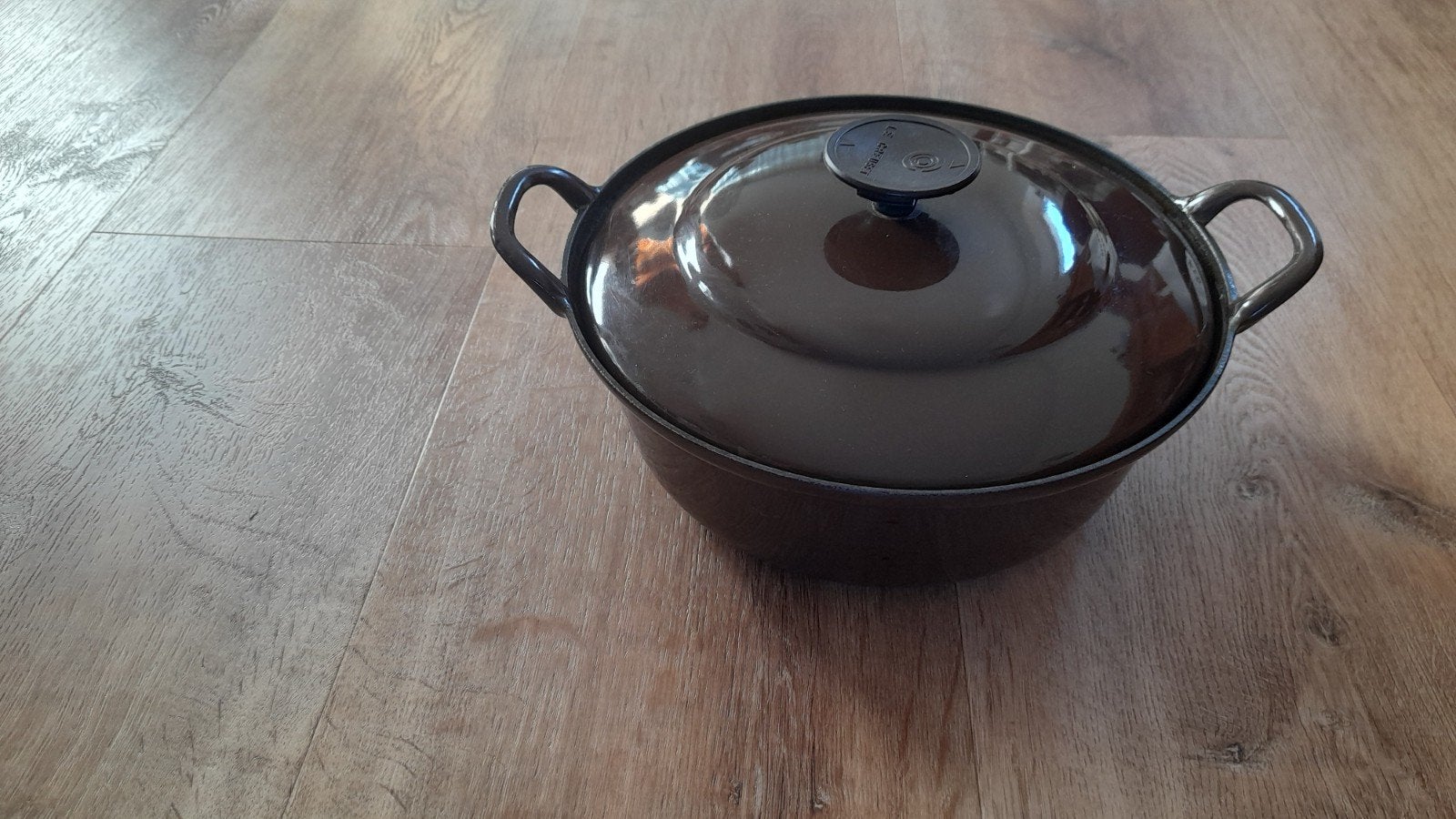 Le Creuset gietijzeren braadpan kleur bruin maat 24 cm, Huis en Inrichting, Keuken | Potten en Pannen, Ophalen, Gietijzer, Koekenpan of Braadpan